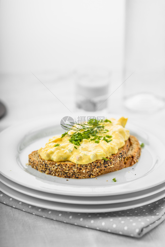 新鲜鸡蛋沙拉全麦面包加香肠和培根小吃新鲜的早餐图片