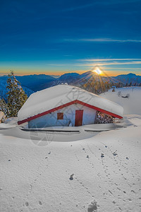 日落时雪下高山小屋神奇放松建造图片
