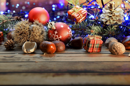 带灯的木制背景上圣诞装饰带灯的木制背景上圣诞节装饰自然季节冷杉图片