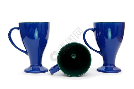 茶两个站立和一躺着的蓝色长袜咖啡杯被隔离陶瓷制品说谎图片