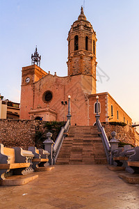圣巴塞洛缪和特克拉教堂日出西班牙锡奇斯建造切罗马背景图片