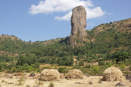 粗糙的岩石和山峰图片