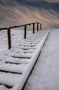 天空景观雪在暴之后覆盖了木制楼梯暴风雪过后的天景寒冷棕色图片