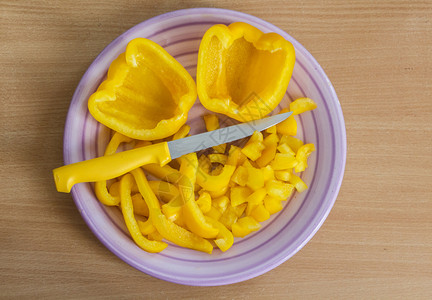 所有的甜用电子刀在盘上放一半和几片黄胡椒生的图片