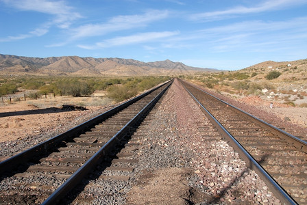亚利桑那州哈克伯里附近的铁路线消失朴树莓火车图片