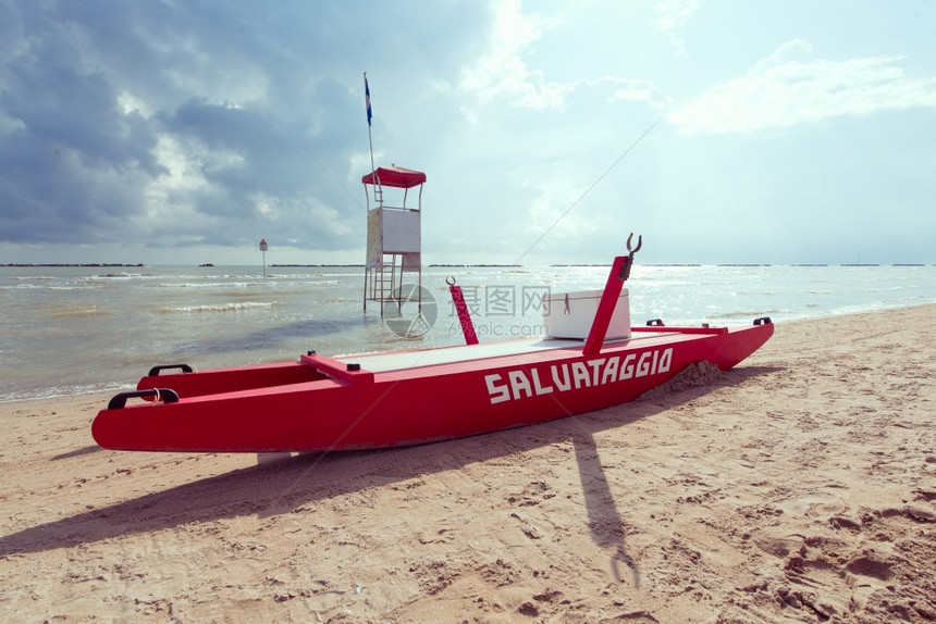 意大利亚得里海岸划的经典救船援海滩划图片