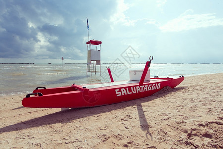 意大利亚得里海岸划的经典救船援海滩划背景图片