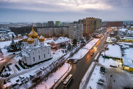 茹科夫斯基一种眼睛天线在俄罗斯一个阴云的冬季夜晚鸟翅目中Zhukovsky市背景