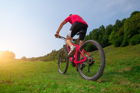 运动训练自行车骑着山爬上地草轮子图片