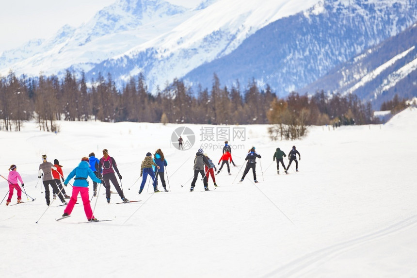 瑞士阿尔卑斯山的跨国滑雪者越野训练瑞士人图片