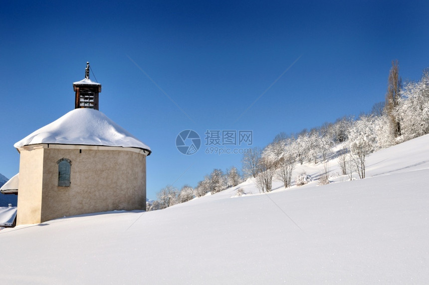  被雪覆盖的村庄图片