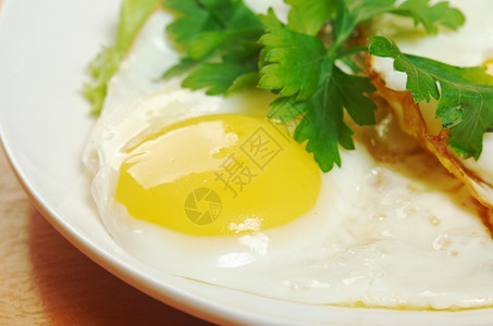 盘子上的煎鸡蛋图片