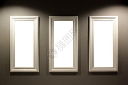 家具室内画廊墙上带照明灯光的空图片框白图片