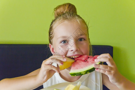 可爱的女孩吃西瓜背景图片