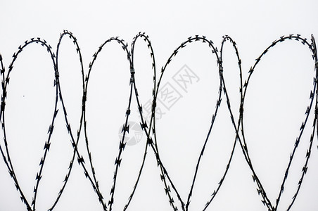 禁止的边界一条长有刺铁丝网栅栏的穿钢丝细节图片