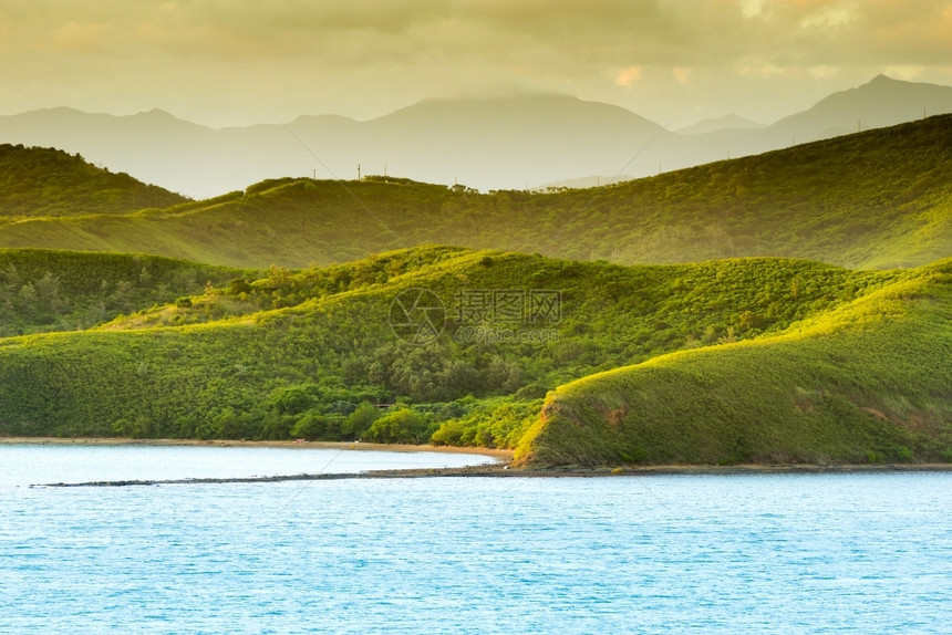 喀里多尼亚努梅附近山丘的日落风景图片