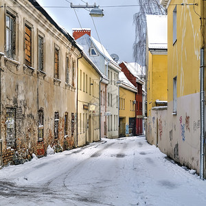 雪一月立陶宛维尔纽斯StNicholas街窗户图片