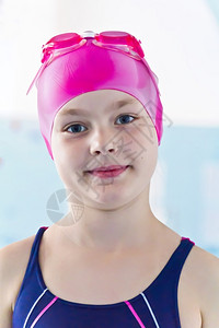 学习游泳的可爱女孩图片