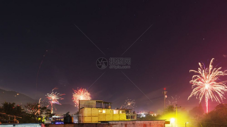 帕纳哈切尔灯房屋危地马拉新年前夕夜烟花点亮空的危地马拉烟火图片