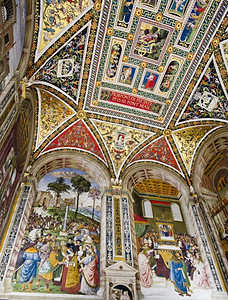 再生藏有珍贵壁画的锡耶纳大教堂皮科洛米尼图书馆塔图片