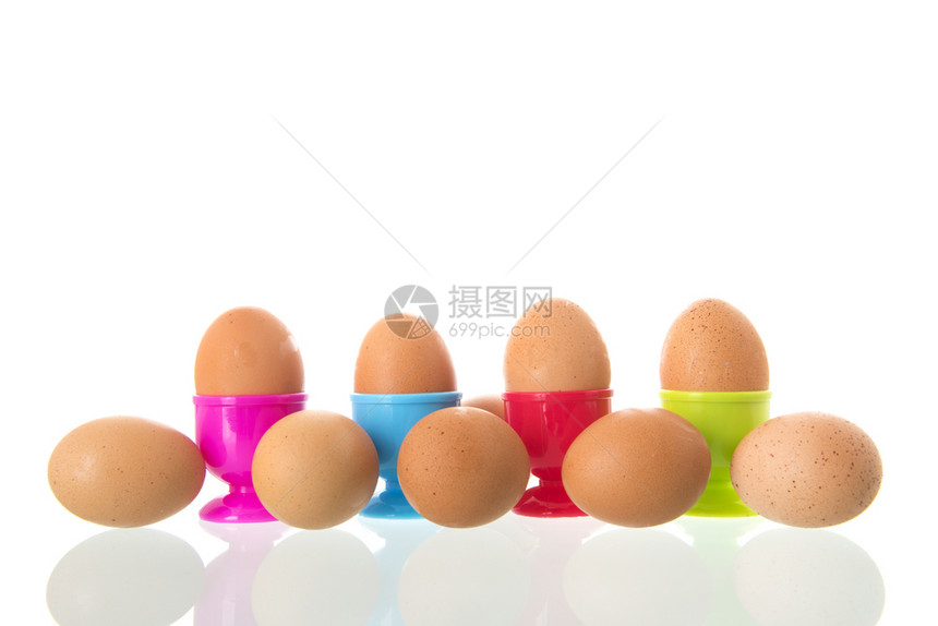 煮沸复活节假期彩色蛋杯鸡在白色背景上分离图片