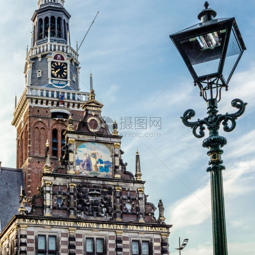 城市荷兰阿尔克马的传统荷兰建筑学丰富多彩的图片