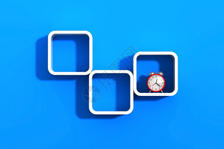 极简主义者蓝墙有白色架子和红时钟蓝的图片