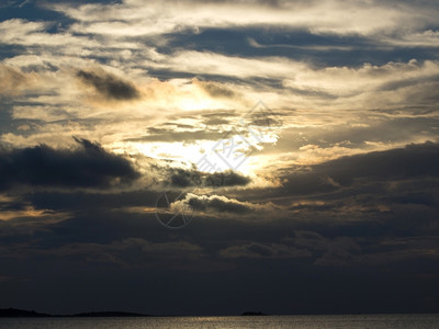 宽的风暴雨前海面日落角度图片