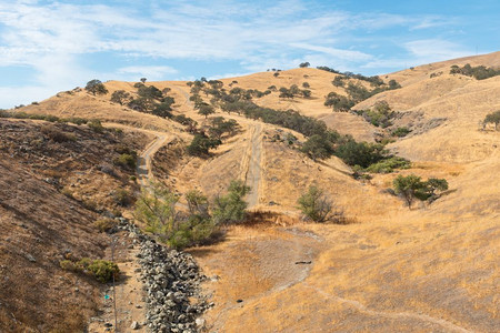 希夫曼加利福尼亚州洛斯班诺附近帕切科山口一带干棕色丘旱图片