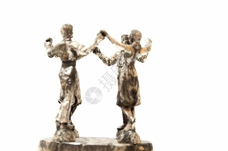 雕塑加泰罗尼亚人们在白色背景上跳舞的萨达纳雕像图片