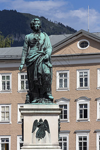 伍迪艾伦欧洲奥地利萨尔茨堡市莫扎特广场作曲家沃尔夫冈阿马迪乌斯莫扎特纪念雕像艾伦旅游背景