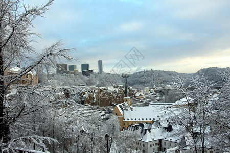新明斯特修道院卢森堡市在雪中欧洲的比荷卢经济联盟欧洲图片