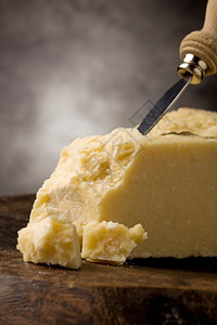 201年7月选择周四照片美味的意大利干酪奶木制桌上有刀子食物健康图片