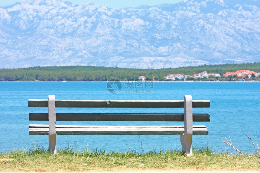 湖边的座椅图片