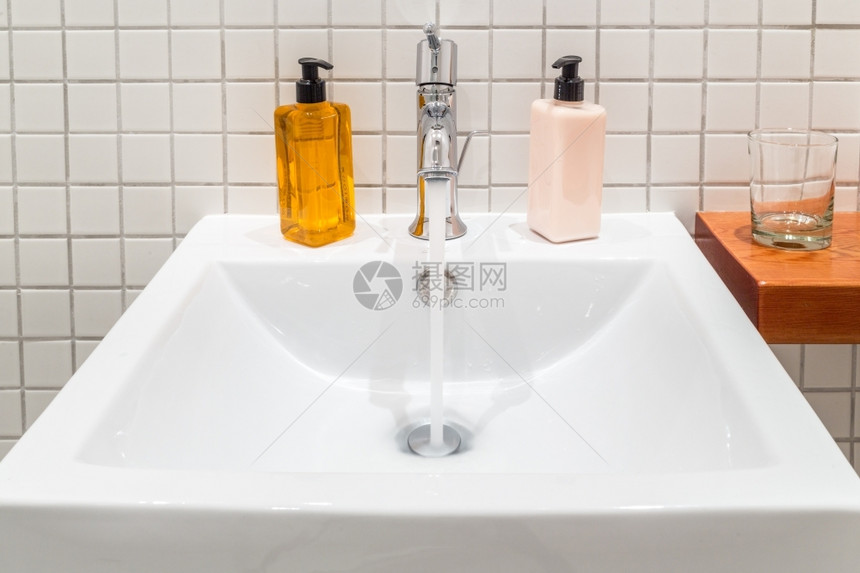 浴室贝拉丘龙头白陶瓷洗手盆配有液体肥皂和洗手图片