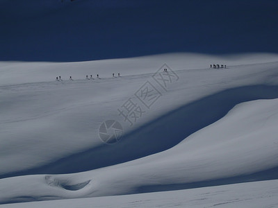 雪地登山的年轻人图片