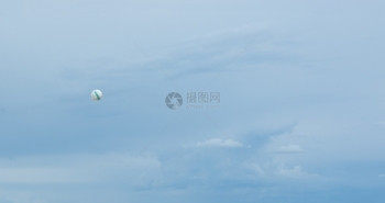 飞行蓝色的足球高在空中足高在空中与蓝色天对抗夏图片