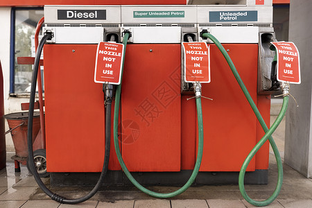 液化气站水平的燃料短缺期间封闭油气站泵的标志行业前院背景