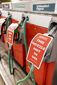 供应活力燃料短缺期间封闭油气站泵的标志恐慌图片