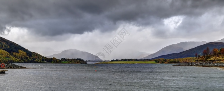 天终身购买Leven湖Glencoe湖高地苏格兰风和雨季奥氏日下背景图片