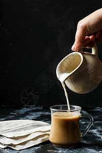 咖啡倒入牛奶图片