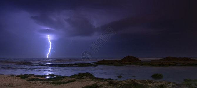 闪电大云和暴雨天气海岸黑暗的图片