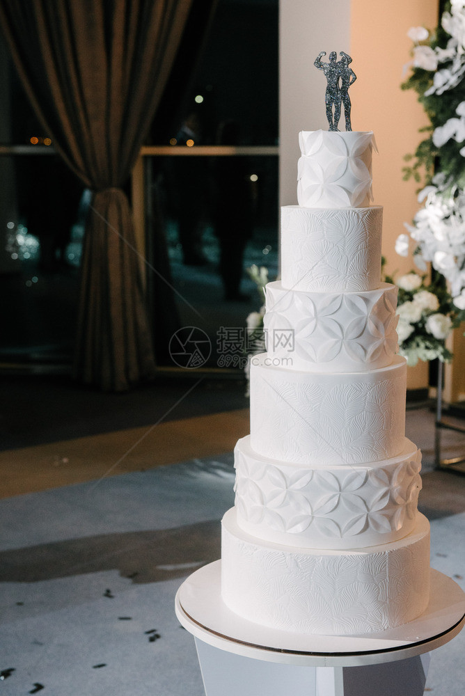 白色婚礼蛋糕图片