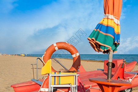 假期救生圈保护命工具伞救生艇和援船打击海滩面和天空夏图片