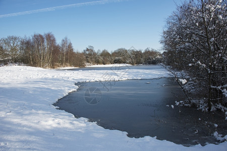 在冬季风景中冰雪与白在水面上蓝色的湖景观图片