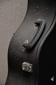 音乐家老的靠墙关闭一个旧吉他盒图片