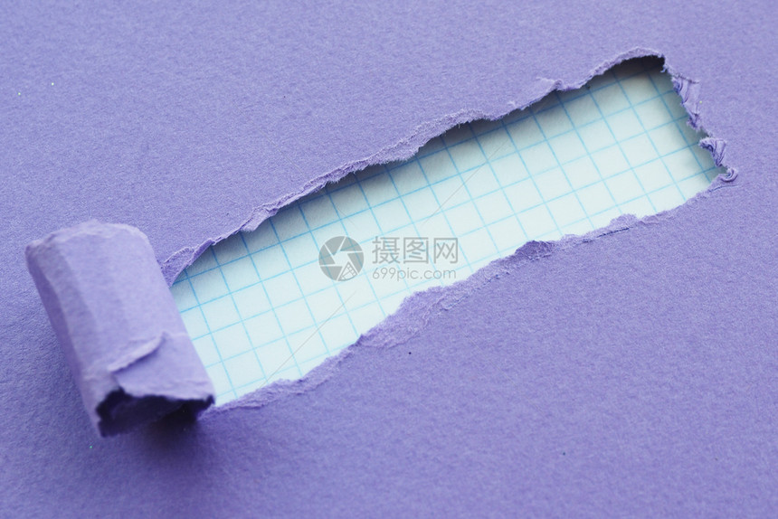 笔记题词细胞在背景中带有紫色纸的撕裂边缘和格子纸的洞文本空间图片