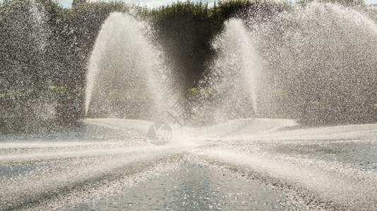 出去高压水从管中涌出形成美丽的泉水喷公园管道图片