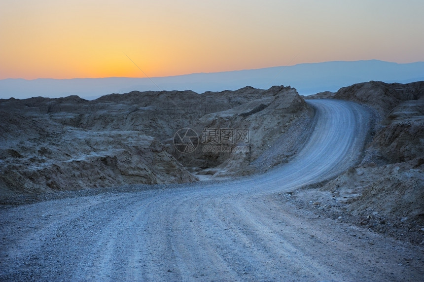自然路以色列的阿拉瓦沙漠在日出前数分钟发生黎明图片