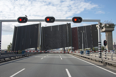荷兰分三部开桥天空被封锁屏障图片